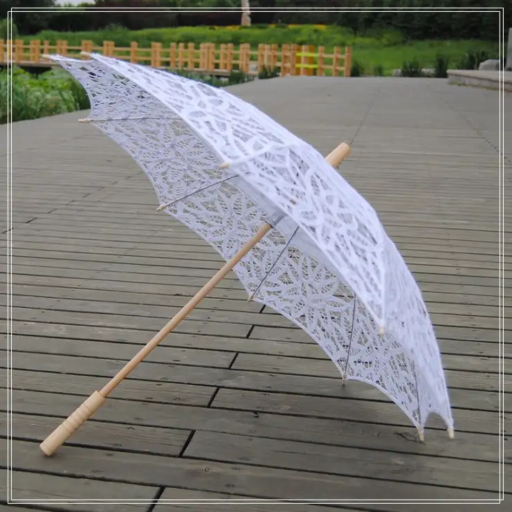 Biały koronkowy parasol ślubny