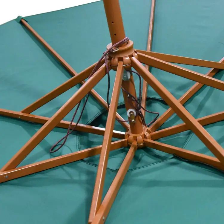Duży drewniany parasol ogrodowy