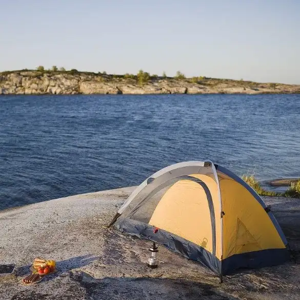 Wyskakujące schronisko przed słońcem na plaży