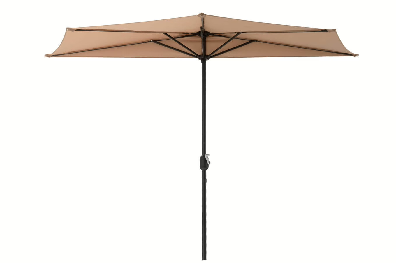Półokrągły parasol o średnicy 270 cm.